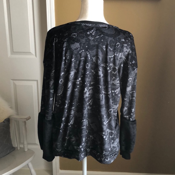 Beautiful velvet feel top with detailed sleeves - Picture 5 of 8